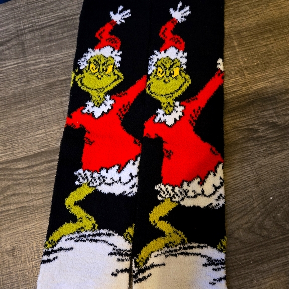 🍒🍒 How The Grinch Stole Christmas Fuzzy Crew Socks - Picture 1 of 5